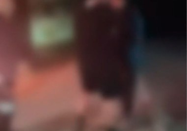 Младежи удрят и се подиграват на психично неуравновесен мъж За