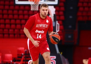 Българският национал Александър Везенков вкара 10 от 20 те си точки