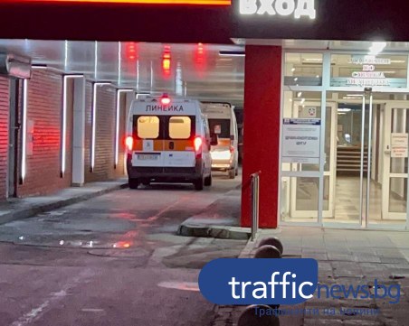 Баща и син са в болница в Пловдив след катастрофа, колата им разцепила ел. стълб