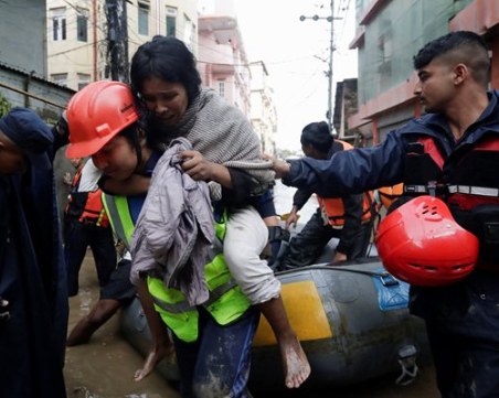 Бедствието в Непал продължава! 170 са жертвите, още има в неизвестност