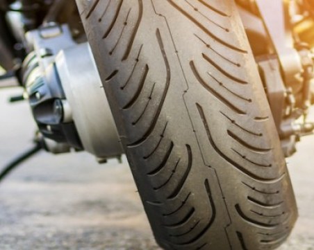 Двама младежи задигнаха мотор от автосалон в Асеновград