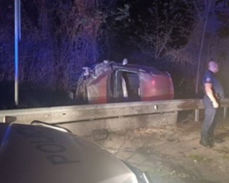 Двама са в болница, след като кола се обърна край Асеновград