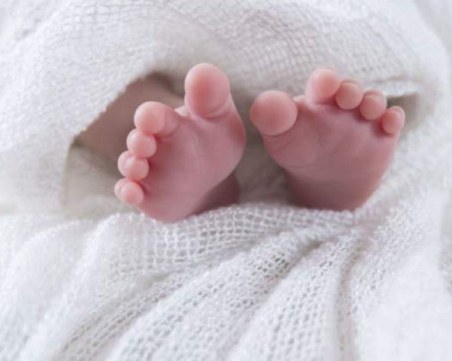 Изхвърлиха новородено бебе до кофи за боклук в Бургаско