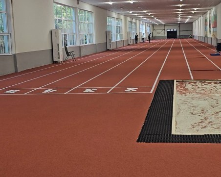 Новата писта на лекоатлетическата зала на Локомотив е готова, атлетите влизат да тренират от днес