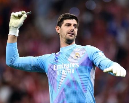 Замериха Куртоа с нож по време на мадридското дерби