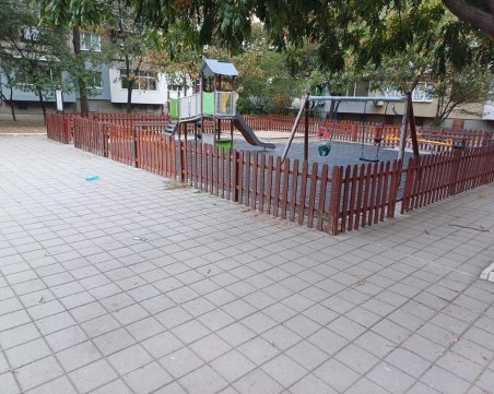Поредната детска площадка се превърна в кочина