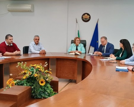 След среща при областния управител: Реши се проблемът с транспорта до Труд