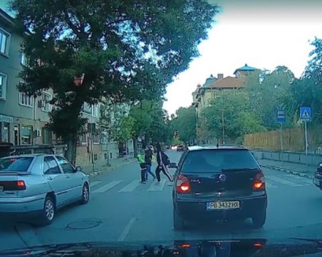 Шофьор изпреварва на пешеходна пътека в Асеновград, замалко да блъсне майка с дете ВИДЕО