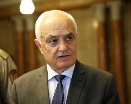 Военният министър: Няма данни да има заплаха от терор за България