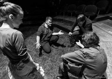 Авторитетният театрален режисьор сценограф и художник Петринел Гочев се включи