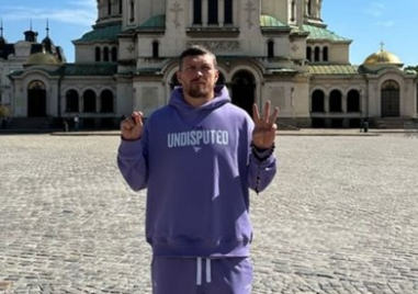 Световният шампион по бокс в тежка категория изненадващо се появи