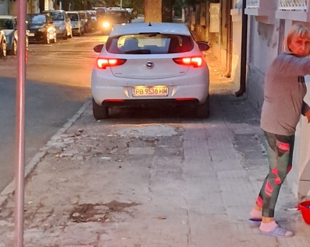 Автомобил паркира на тротоар, направи едновременно няколко нарушения