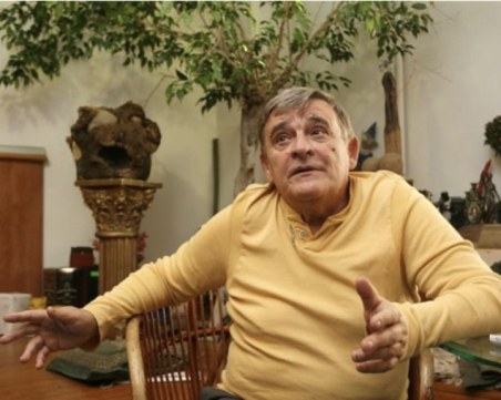 Блъснаха режисьора Джеки Стоев, докато пресичал неправилно