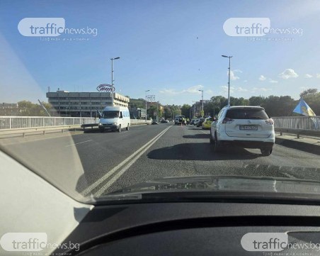 Две коли се удариха на моста на Панаира, линейка е на място
