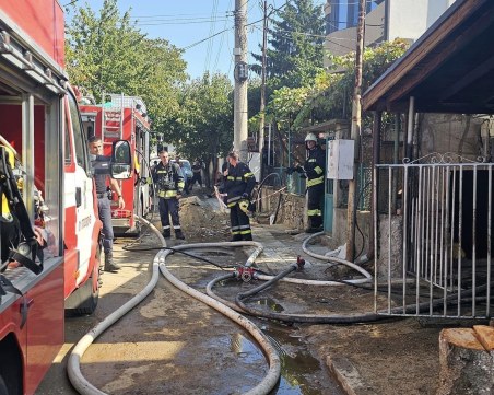 Пожарната потуши пожара в къща в Прослав, огнеборците спасиха съседни имоти