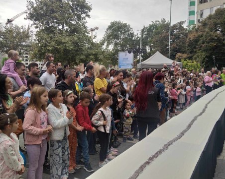 Сладкари подредиха 20-метров белгийски шоколад в пловдивски парк, десетки опитаха от изкушението