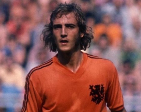 Отиде си футболната легенда Йохан Неескенс