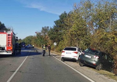 Две верижни катастрофи с общо 10 коли затвориха пътя София