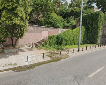 Месеци наред подземни води наводняват подножието на Стария град