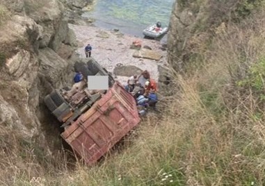 Тежкотоварен камион пропадна между скалите край Попския плаж в Царево