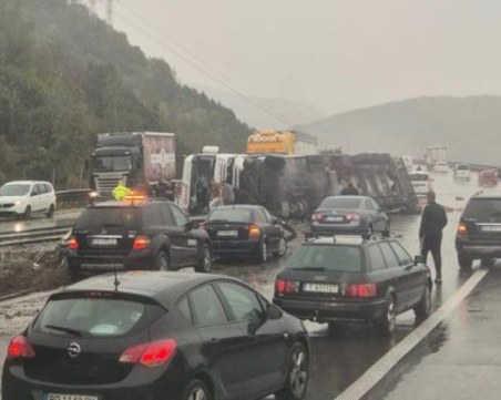 Тежка катастрофа с камион на АМ 