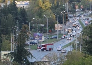 Автомобил се запали и предизвика суматоха на централен булевард в