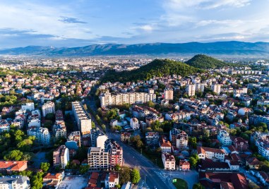 Предимно облачно но с високи температури ще бъде времето в