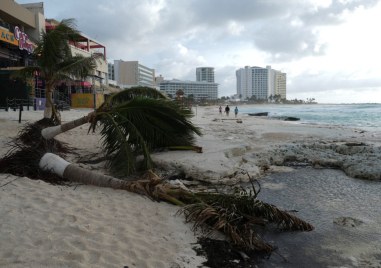 Ураганът Милтън връхлетя крайбрежието на САЩ На сушата силата на
