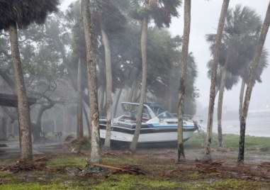 Ураганът Милтън достигна сушата по крайбрежието на Флорида като изключително