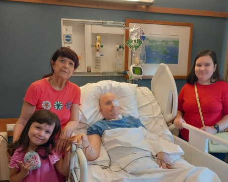 Баща на две деца се бори с тежко заболяване, нужни са спешно средства, за да продължи лечението си