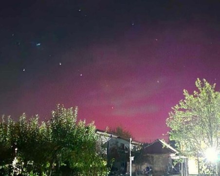 Червено сияние озари небето над България!