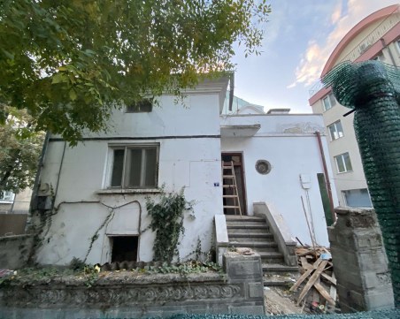 Събарят красива еднофамилна къща в центъра, строят кооперация със 7 апартамента
