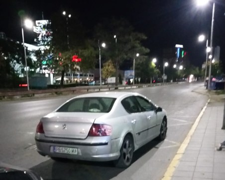 Нали е „спирка”, защо и автомобил да не спре там?