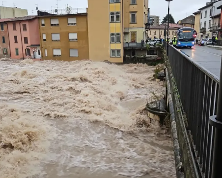 Наводнения, затворени мостове и свлачища в Северна Италия