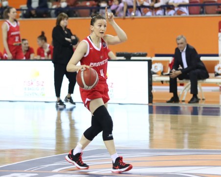 Женският Академик привлече опитна баскетболистка за новия сезон