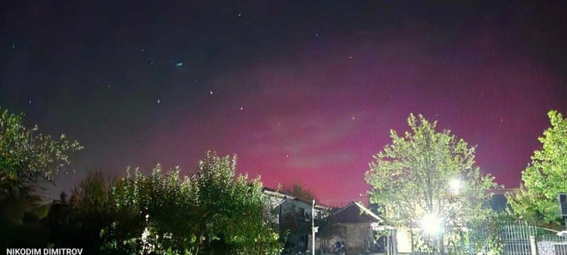 Червено сияние озари небето над България!
