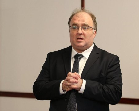 Министърът на културата: Двама души от министерството са замесени в 