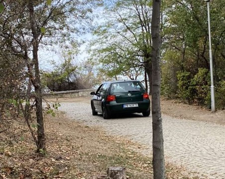 Напук на правилата и пътните знаци: Автомобил се качи на Бунарджика