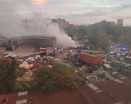Силно задимяване в Кючука заради пожара! Шест пожарни са гасили пламъците