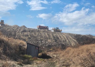 Напълно потушен е пожарът на регионалното депо за отпадъци в