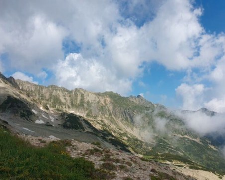 Планински спасители помогнаха на турист, прекарал нощта в дълбоко дере