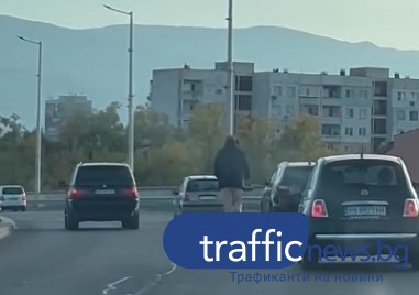 Мъж и жена шпорят сред колите качени на електрическа тротинетка