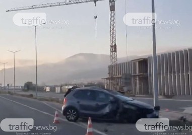 Кола е самокатострофира на Асеновградско шосе по рано днес  Локацията е