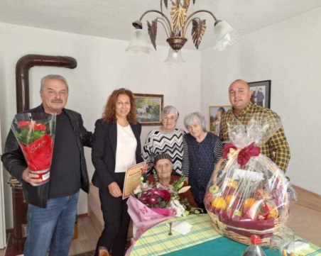Баба Атанаса от Граф Игнатиево навърши 102 години