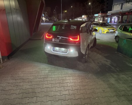 Коли на известна фастфууд фирма превзеха тротоар в Пловдив, санкционират ги