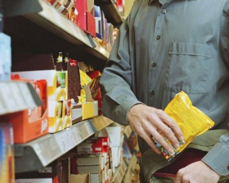 Пловдивчанин опита за да задигне десетки кутии прах за пране от магазин