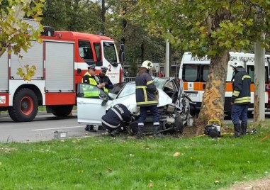 Двама души са ранени при тежка катастрофа на булевард Липник