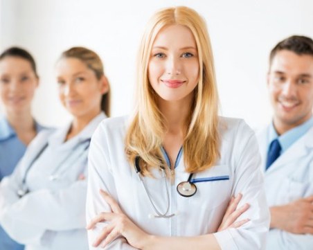 Арестуваха 19-годишна българка в Лондон, представяла се за лекар