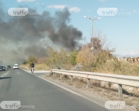 Черни кълбета дим се носят над Околовръстното, горят пласмаси и треви