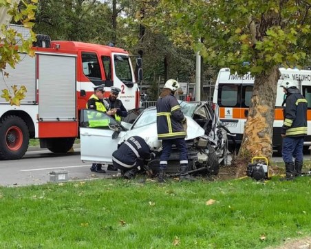 Кола се заби челно в дърво при тежка катастрофа в Русе